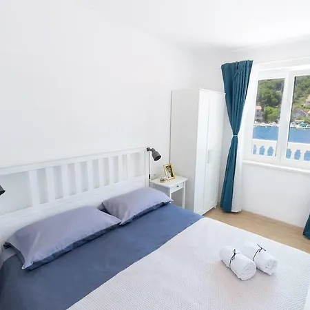 Apartment Modern Seafront D&Co 4-Star **** Apartment Zirje